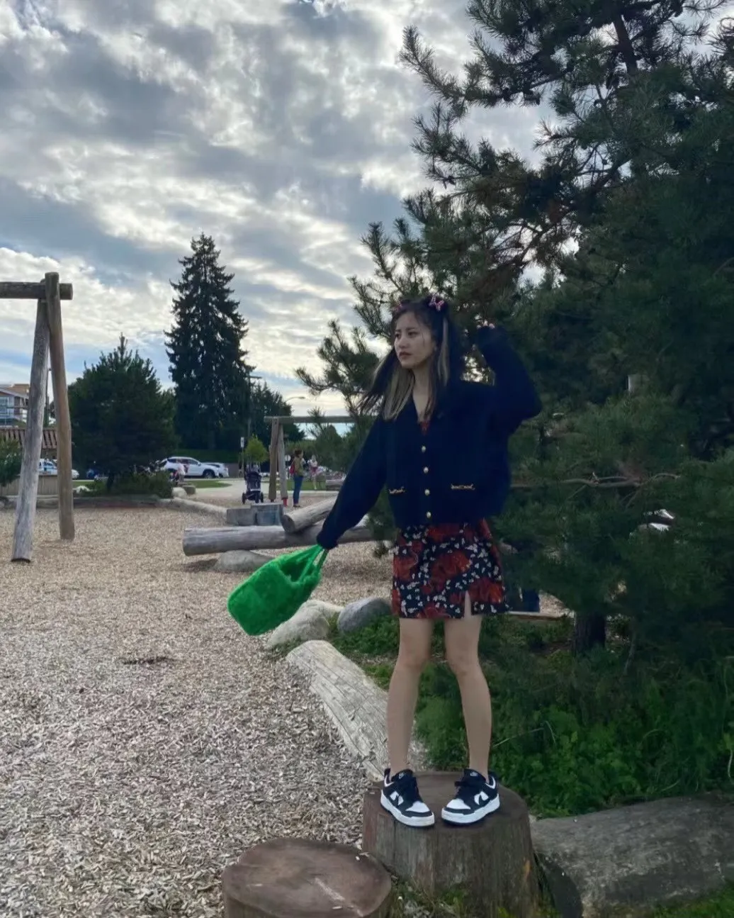 Parrot green 🦜BV arco tote’s fluffy style, it’s here, it’s here, it’s here with the fluff~ You’ll know how cute it is when you see the real thing! The soft and fluffy feel is really great. Rua, this year’s furry style, I stand on bv! ! Whether it is a jodie cloud bag or a tote, not all curly teddy fur can be used to make goods. The curl size of the fur directly affects the similarity of the entire bag. Material: full fur and lambskin ➕ lambskin lining is much more expensive than full leather! Again, if there is no ZP and no development, of course you have to be willing to spend money~36*24*12